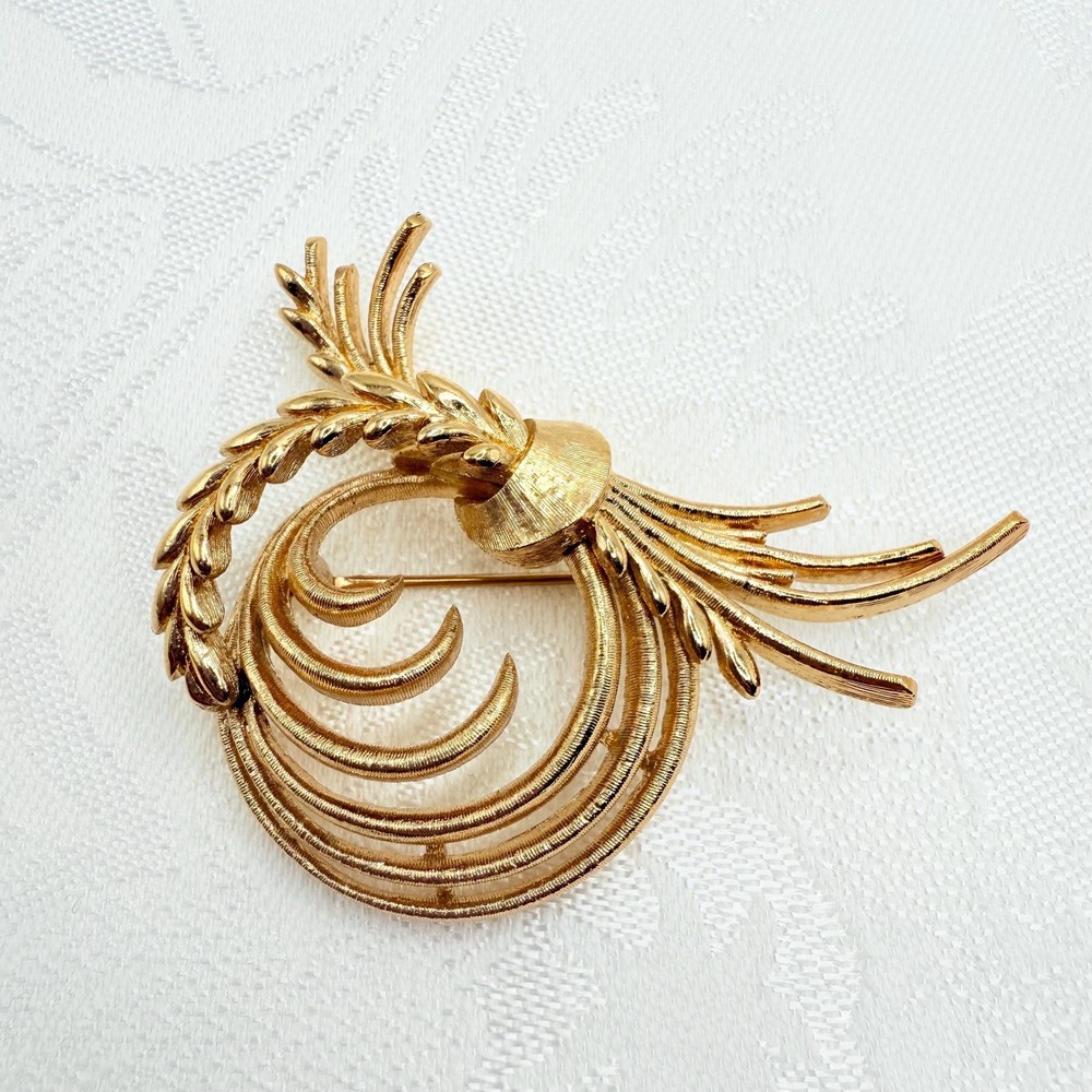 Vintage Large 2" Rare Monet Round Swirl Abstract‎ Gold Tone Brooch